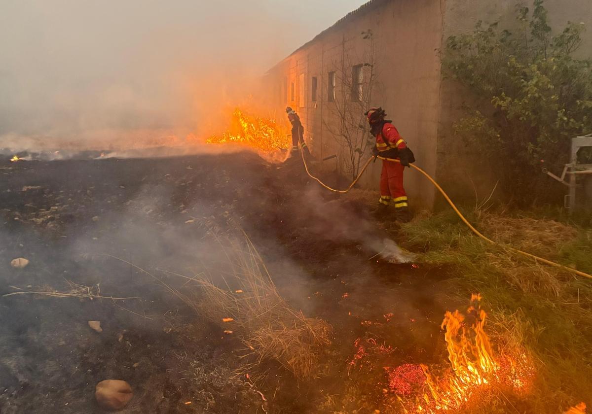Nuevas evacuaciones por los incendios forestales en Castrocalbón y Anllares sube a nivel 2